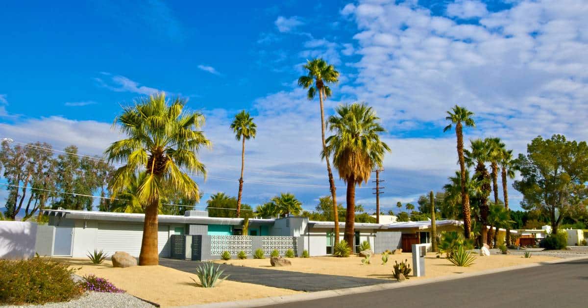 A mid-century modern style home in Scottsdale